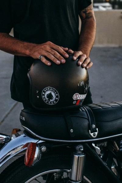 Moto et équipement obligatoire du pilote : ce que dit la loi.