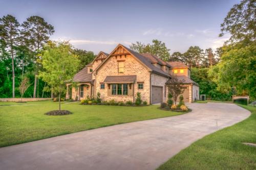 Comment transmettre son patrimoine immobilier à ses proches en limitant les frais ?